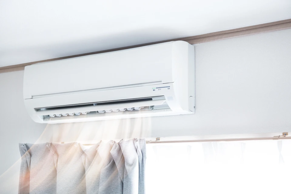 Intérieur moderne avec climatiseur mural blanc installé près du plafond