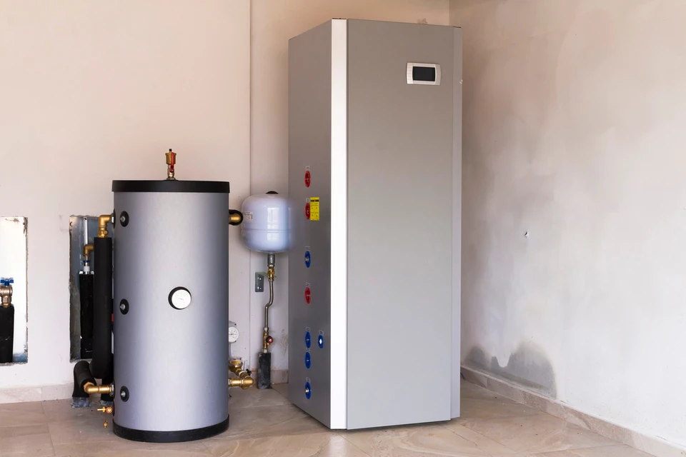 Intérieur d'un local technique avec installation de chauffage moderne